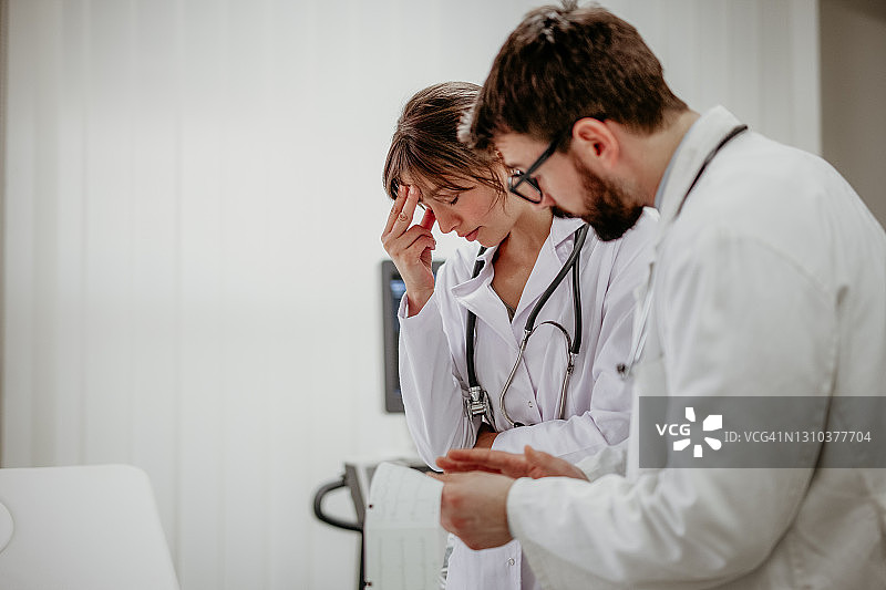 两位年轻医生讨论医疗保健问题图片素材