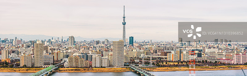 从荒川到东京晴空塔的城市景观空中全景，日本图片素材