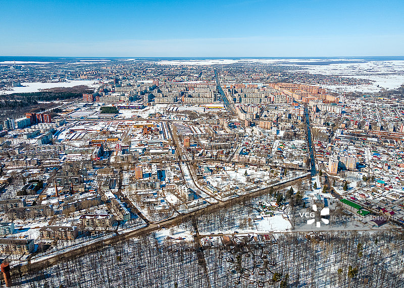 俄罗斯约什卡尔奥拉住宅区和休闲区鸟瞰图，早春景色图片素材