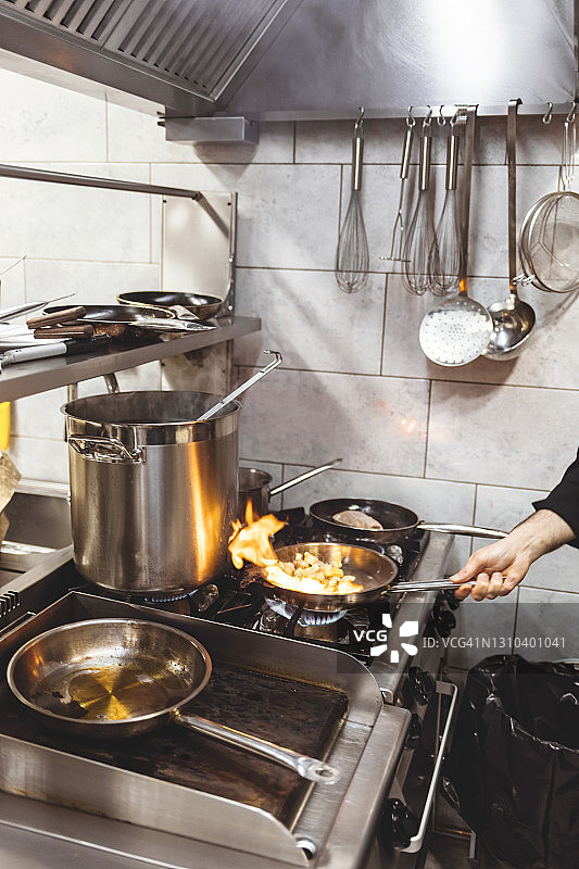 厨房里越来越热图片素材