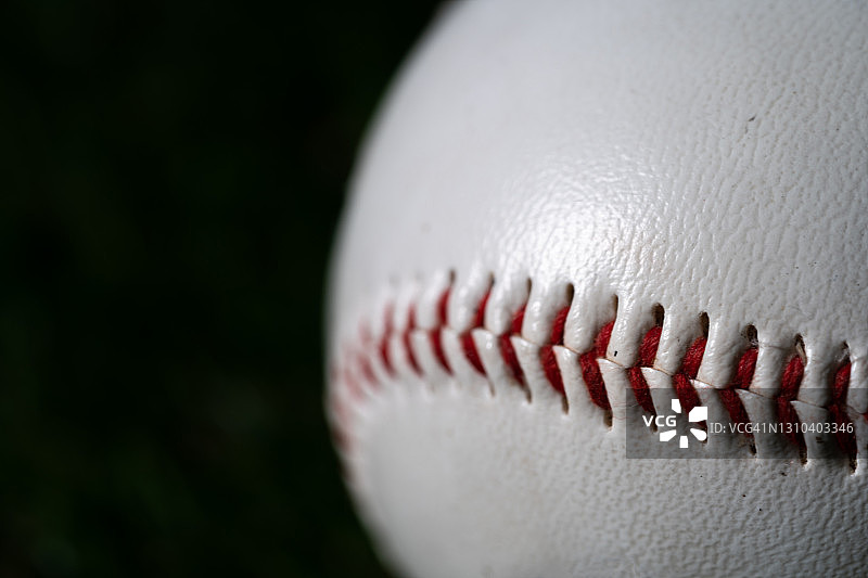 黑色背景上的棒球图片素材
