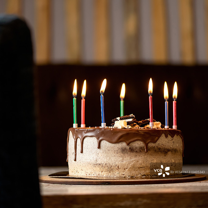 深色背景上的生日蛋糕图片素材