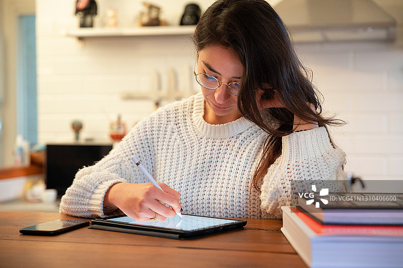 在家用数位板进行绘画的创意专业人士图片素材