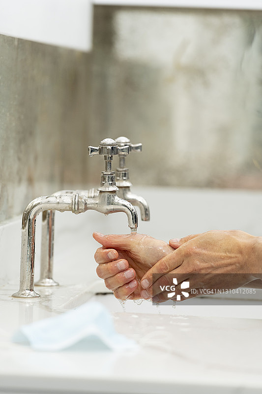 洗手的人图片素材