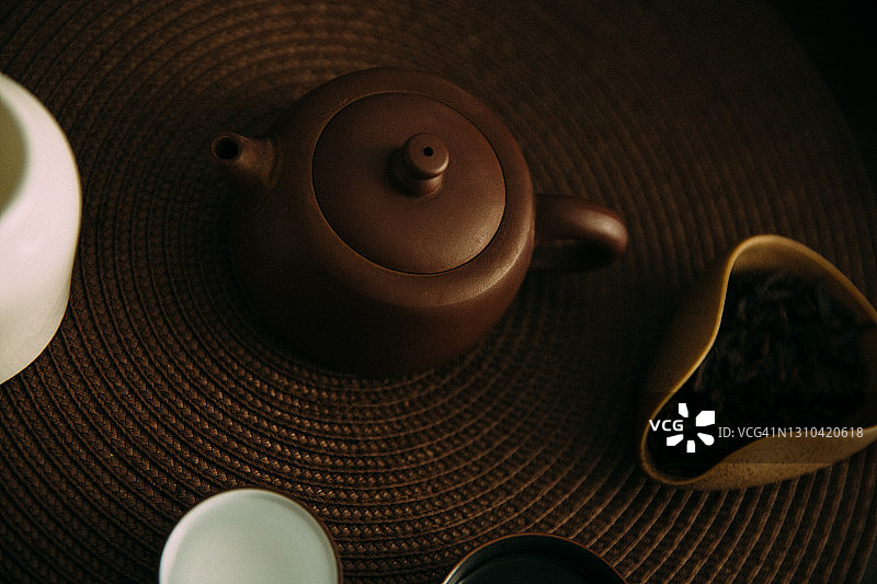 茶道冥想：中式茶具与抽象极简背景图片素材