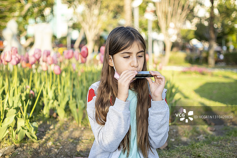 吹口琴的小女孩图片素材