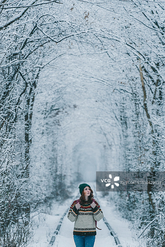 冬季，女人走在爱的隧道里图片素材