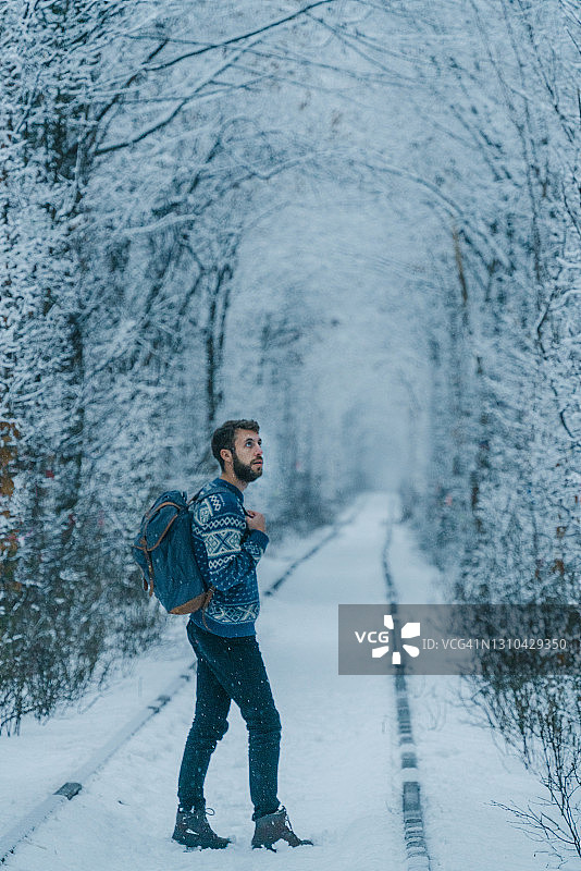 冬日在爱情隧道中行走的男人图片素材