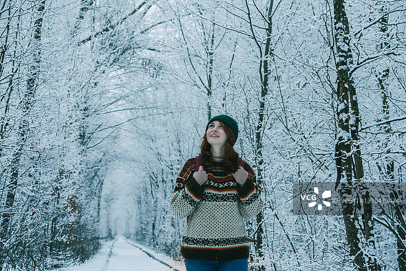 冬季，女人走在爱的隧道里图片素材