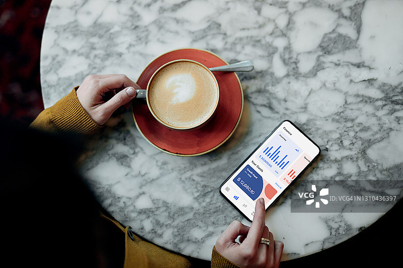 扁平风格拍摄的年轻女人用智能手机在线管理银行账户图片素材