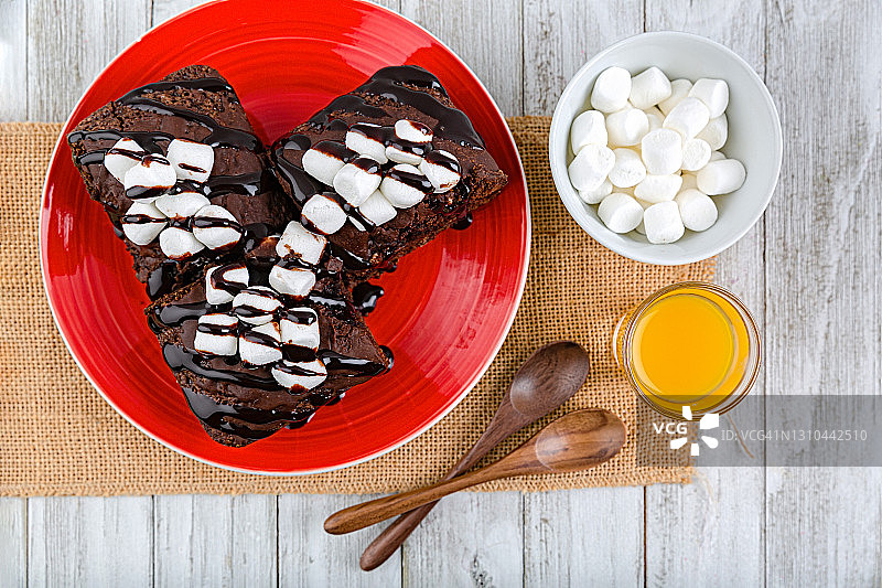 带有棉花糖和一杯橙汁的巧克力岩石布朗尼图片素材
