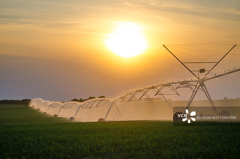 夏季农田灌溉系统图片素材
