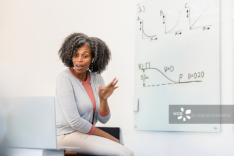 疫情期间的线上数学老师教学图片素材