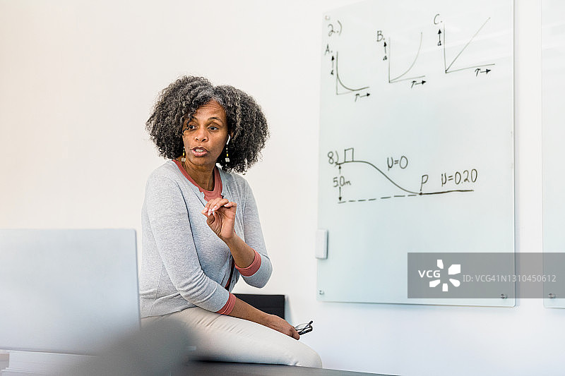 物理老师与虚拟课堂讨论概念图片素材