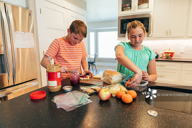 准备学校午餐图片素材