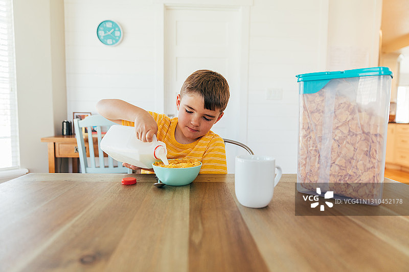 男孩吃早餐麦片图片素材