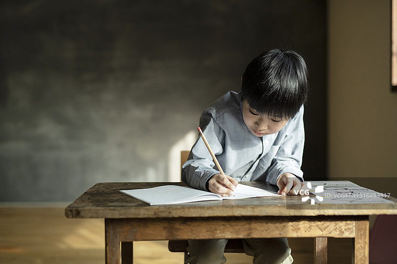 男孩抄写图片素材