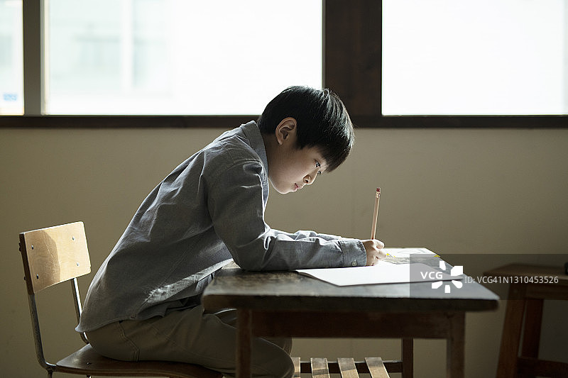 男孩抄写图片素材