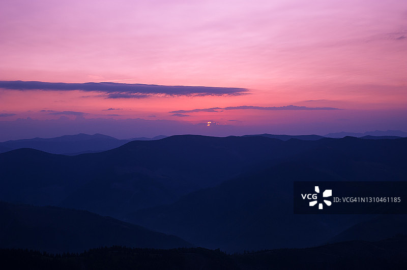 山间绚丽紫色日落美景图片素材