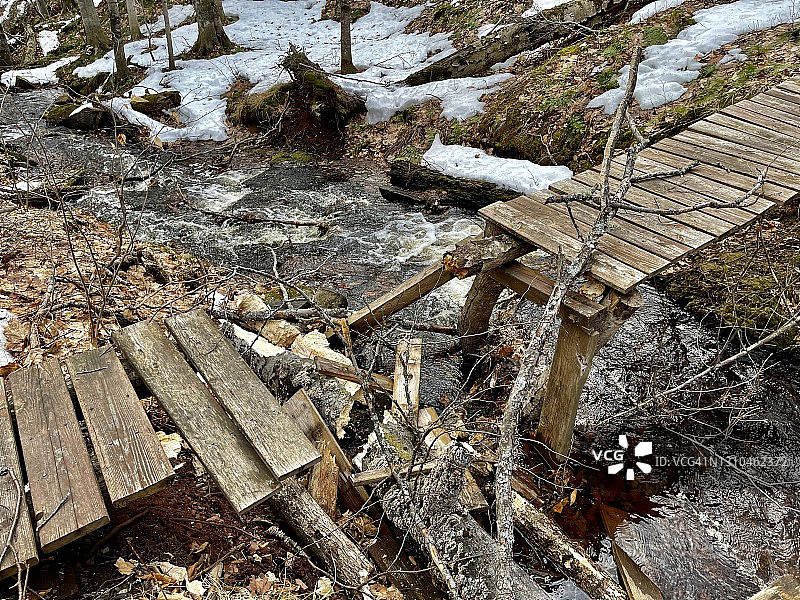 小溪上损坏的古老木桥图片素材
