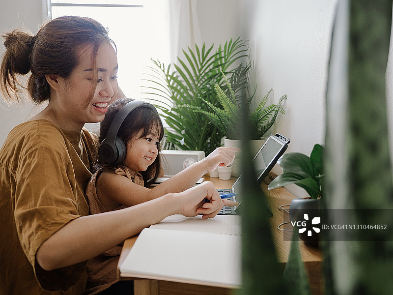 亚洲女儿在家上网课图片素材
