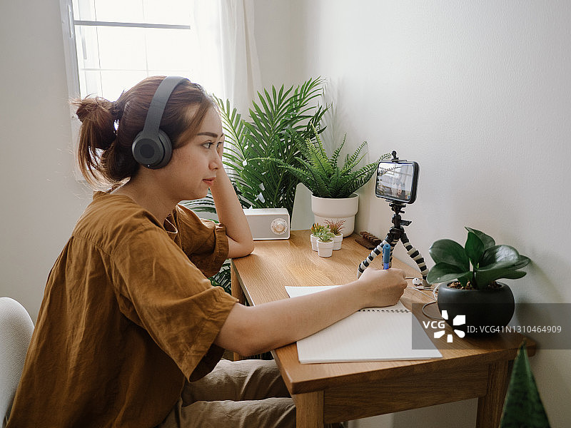 亚洲女性在家远程进行在线学习图片素材
