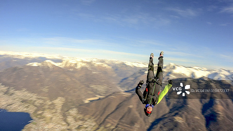 跳伞者翱翔于瑞士山景之上图片素材