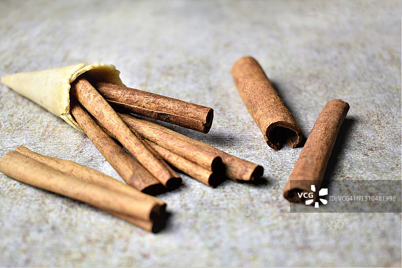 桌子上的肉桂棒图片素材