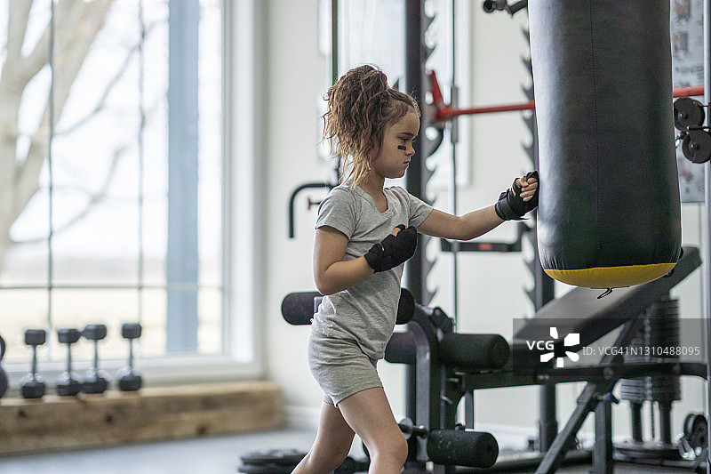 年轻女拳击手图片素材