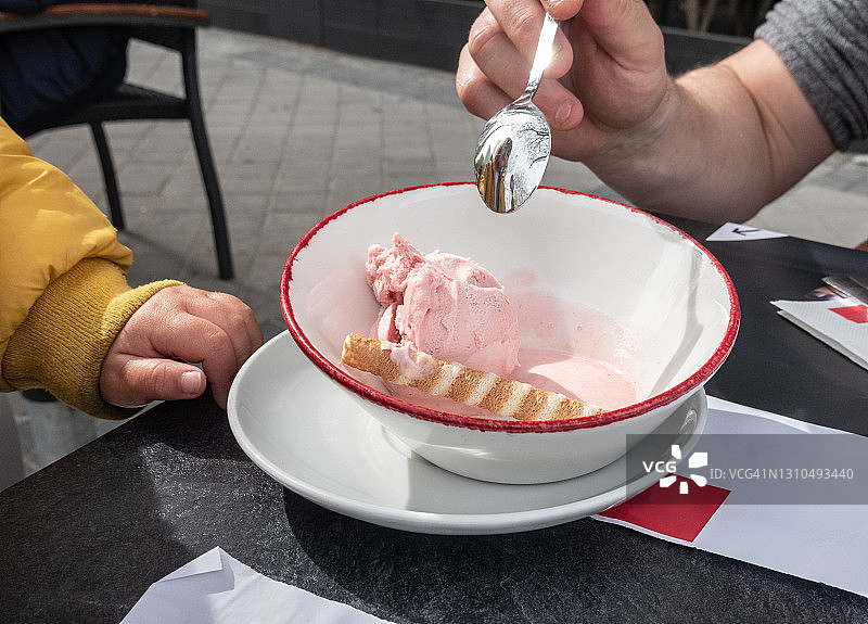 人们在户外享用美味的草莓冰淇淋图片素材