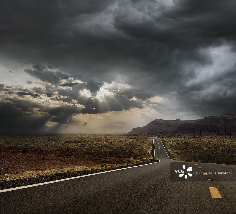 暴风雨过后空旷的道路图片素材
