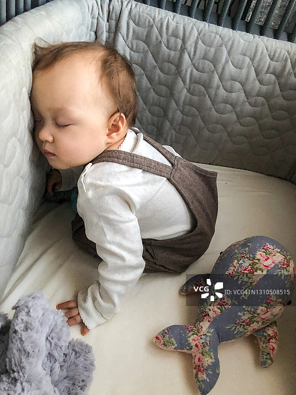 婴儿睡在婴儿床里图片素材