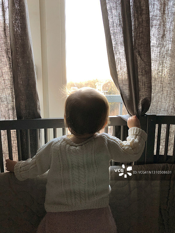 从窗户向外看的女婴图片素材