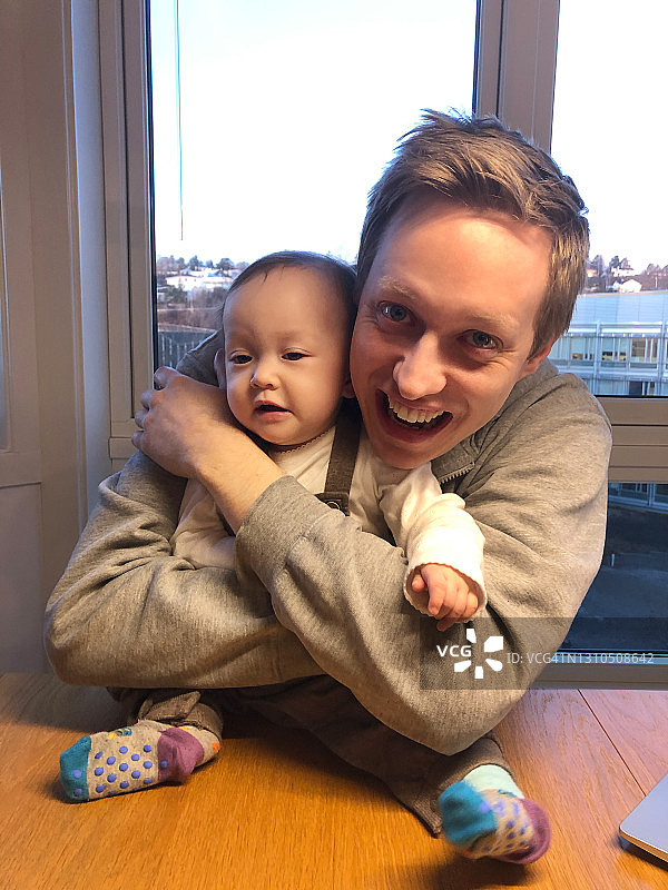 慈爱的父亲拥抱孩子图片素材