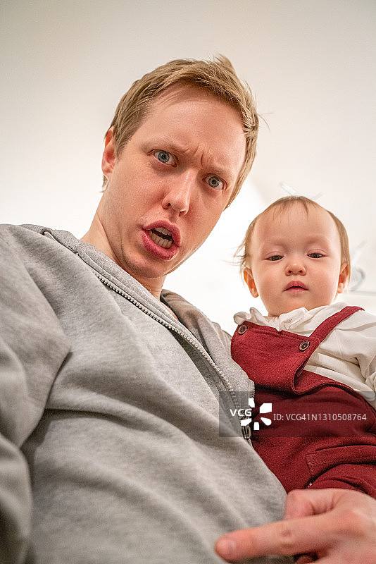 白人父亲和他混血孩子的自拍照图片素材