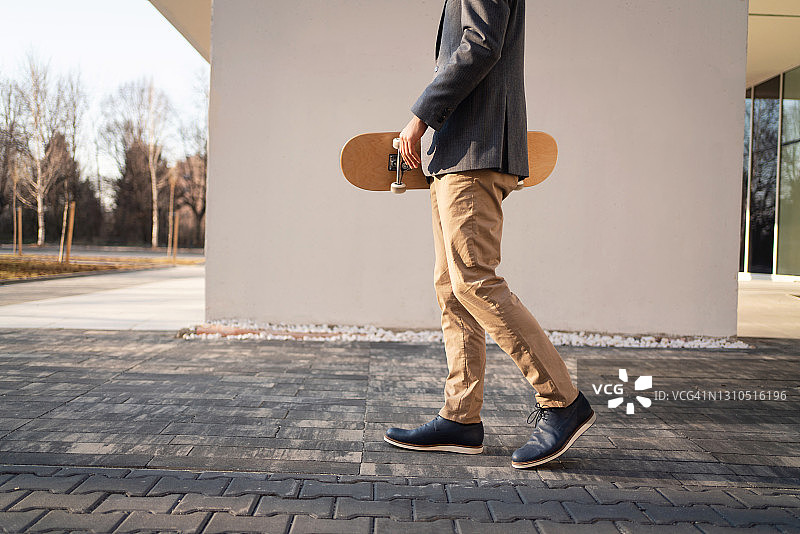 男人踩滑板侧视图图片素材