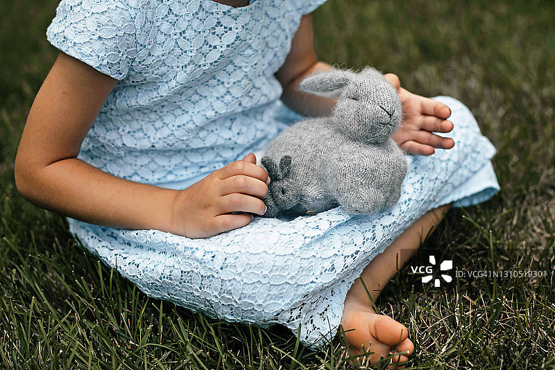 小女孩玩羊毛手工兔子一家细节图片素材