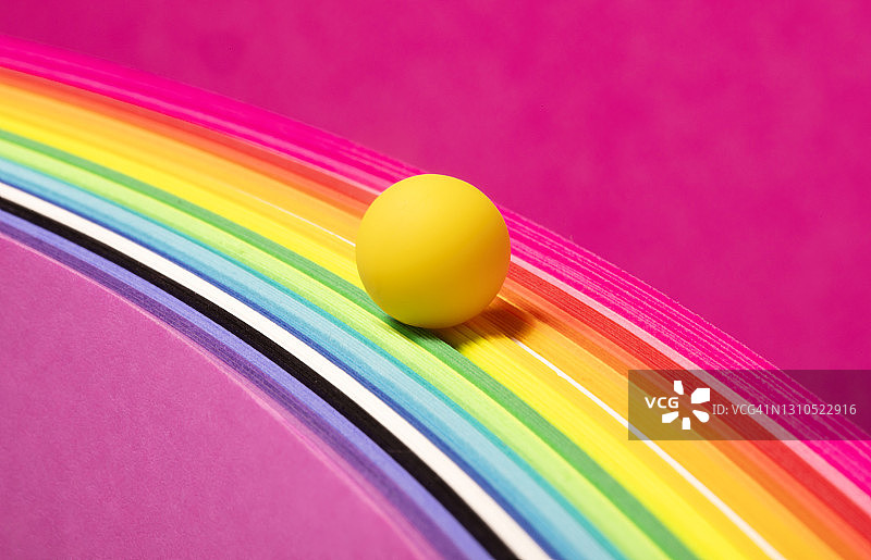 纸彩虹上的球图片素材