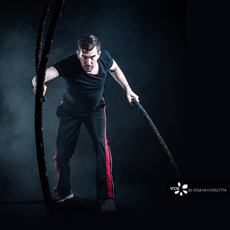 西班牙裔男子使用战绳图片素材