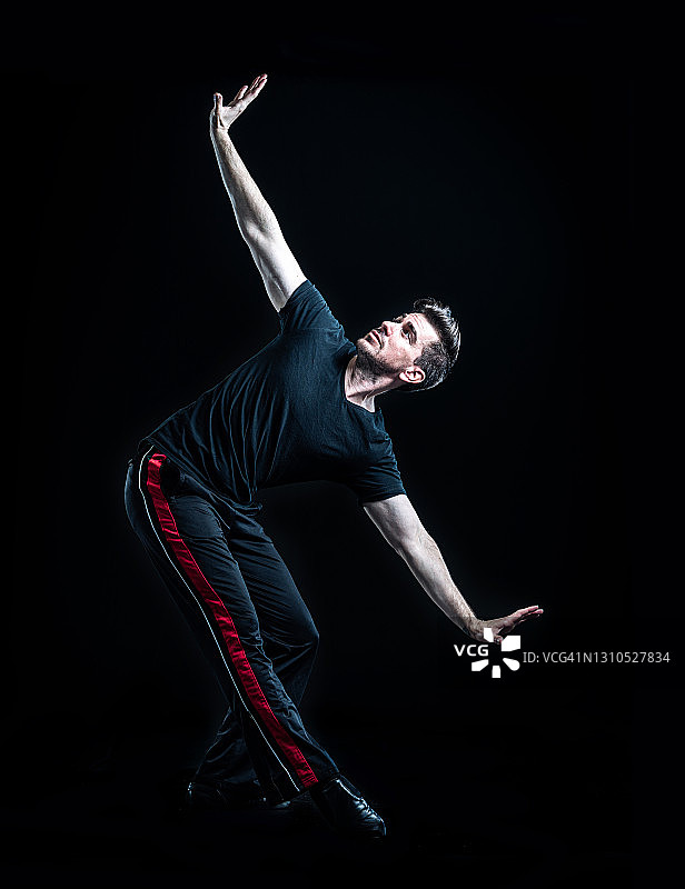 黑色背景上的男舞者图片素材