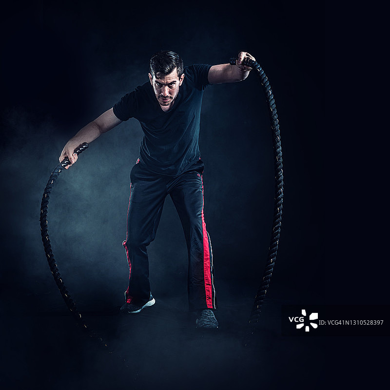 室内使用战绳的运动员图片素材