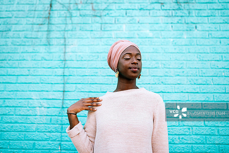 戴着头巾的成年女人在户外图片素材
