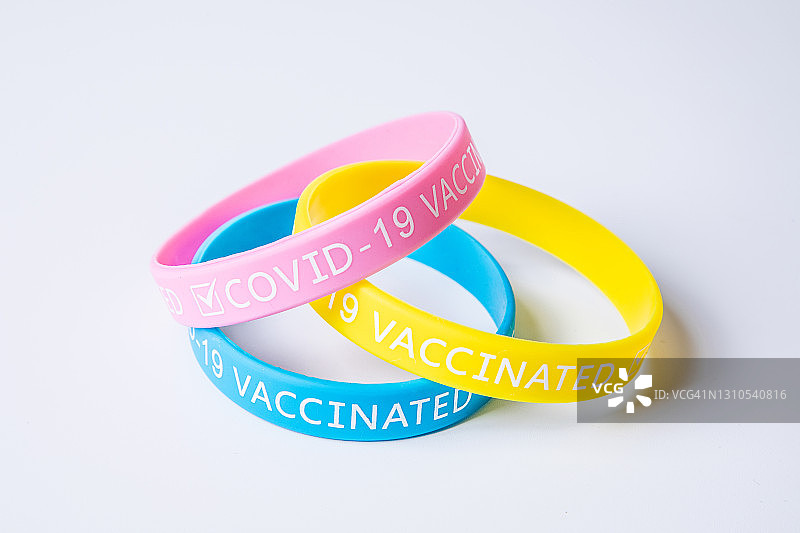 多色橡胶“COVID-19疫苗接种”腕带图片素材