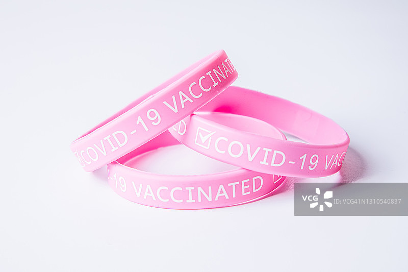 “已接种COVID-19疫苗”粉色橡胶腕带图片素材