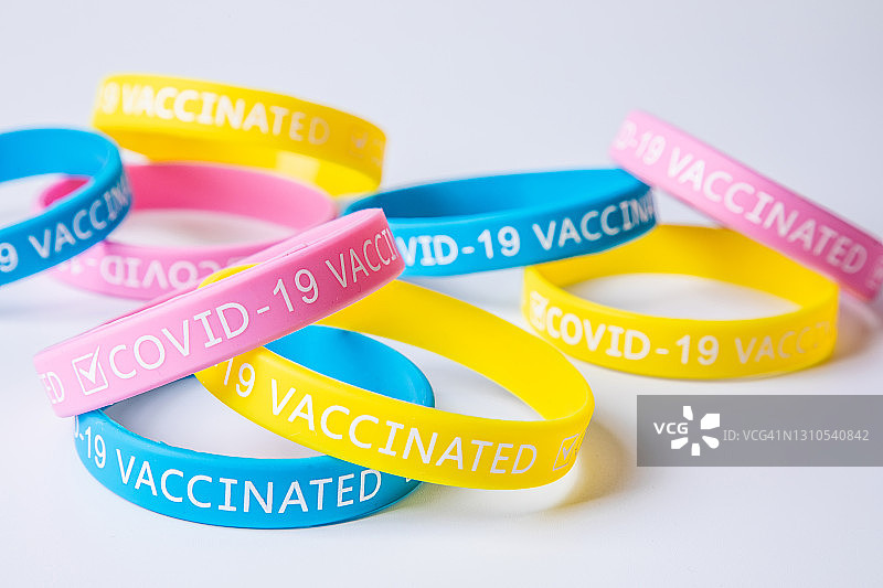 多色橡胶“COVID-19疫苗接种”腕带图片素材