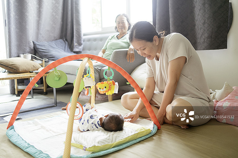 亚洲单亲妈妈与新生儿和祖母在家中温馨相伴图片素材
