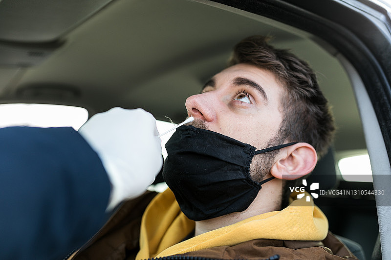 潜水员进行2019冠状病毒病检测图片素材