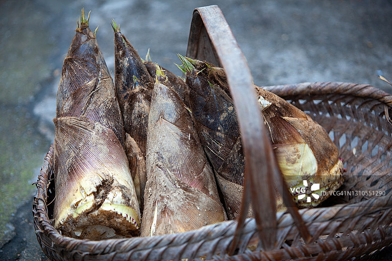 竹笋在竹篮里图片素材