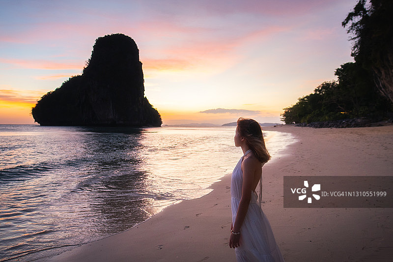 泰国甲米府莱雷东海滩岩石边的年轻女子图片素材