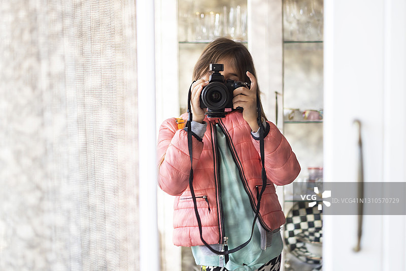 小女孩自拍图片素材